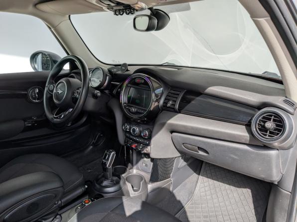 Mini Hatch III (F55/F56) Рестайлинг с пробегом 2018 года, цена 1 850 000 рублей, 73652 км, хэтчбек, Автокод Объявления