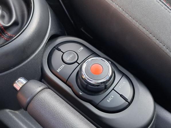 Mini Hatch III (F55/F56) Рестайлинг с пробегом 2021 года, цена 2 920 000 рублей, 69686 км, хэтчбек, Автокод Объявления