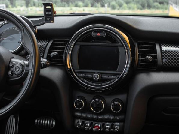 Mini Hatch III (F55/F56) Рестайлинг с пробегом 2019 года, цена 2 800 000 рублей, 56976 км, хэтчбек, Автокод Объявления