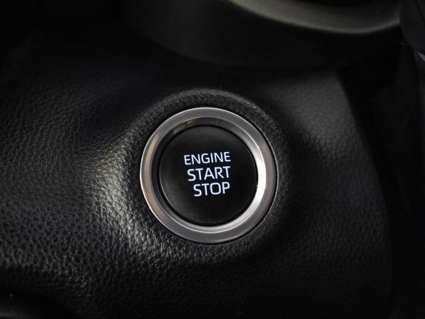 Toyota Yaris IV с пробегом 2021 года, цена 1 300 000 рублей, 62853 км, хэтчбек, Автокод Объявления