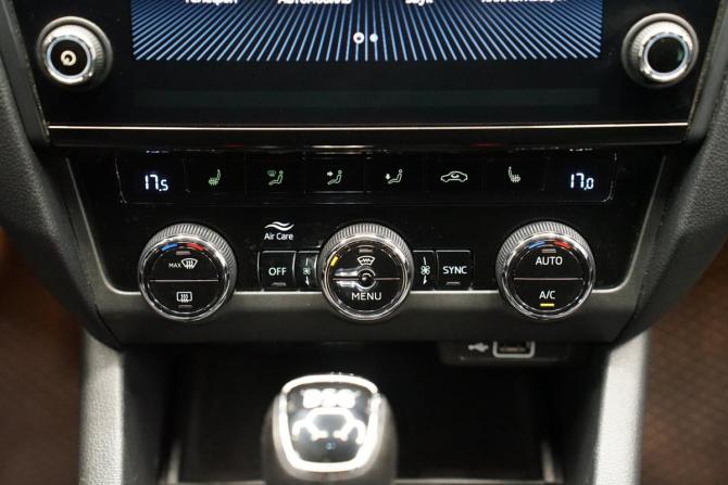 Skoda Octavia III (A7) Рестайлинг с пробегом 2019 года, цена 2 380 000 рублей, 152000 км, лифтбек, Автокод Объявления