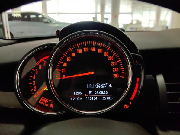 Mini Hatch III (F55/F56) Рестайлинг с пробегом 2019 года, цена 1 499 000 рублей, 143151 км, хэтчбек, Автокод Объявления