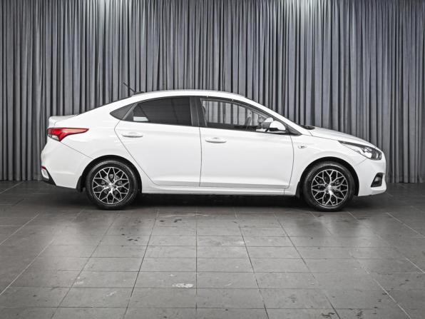 Hyundai Solaris II с пробегом 2017 года, цена 1 100 000 рублей, 123572 км, седан, Автокод Объявления