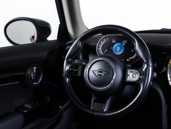 Mini Hatch III (F55/F56) Рестайлинг 2 с пробегом 2021 года, цена 3 038 310 рублей, 42029 км, хэтчбек, Автокод Объявления