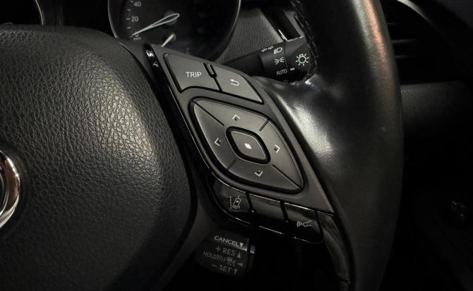 Toyota C-HR I Рестайлинг с пробегом 2018 года, цена 1 790 000 рублей, 66385 км, внедорожник, Автокод Объявления