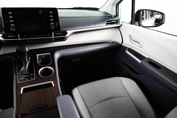 Toyota Sienna IV с пробегом 2021 года, цена 4 299 000 рублей, 5000 км, минивэн, Автокод Объявления