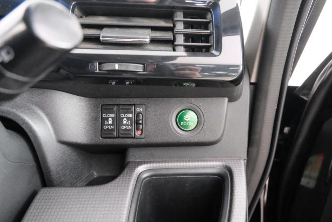 Honda Stepwgn V с пробегом 2015 года, цена 1 559 000 рублей, 211000 км, минивэн, Автокод Объявления