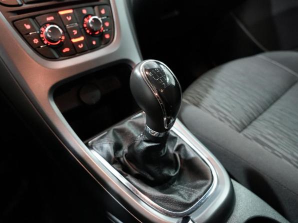Opel Astra J Рестайлинг с пробегом 2012 года, цена 835 000 рублей, 132000 км, седан, Автокод Объявления