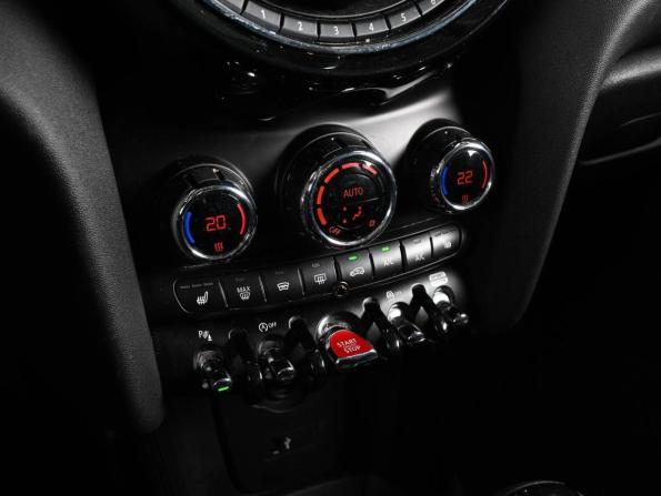 Mini Hatch III (F55/F56) Рестайлинг с пробегом 2019 года, цена 1 999 000 рублей, 109065 км, хэтчбек, Автокод Объявления