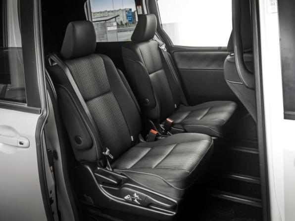 Toyota Noah III (R80) Рестайлинг с пробегом 2017 года, цена 2 370 000 рублей, 103175 км, минивэн, Автокод Объявления