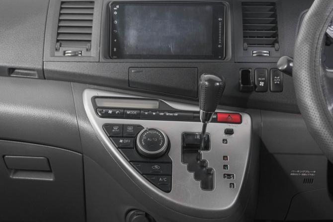 Toyota ISis I Рестайлинг с пробегом 2009 года, цена 1 099 000 рублей, 300000 км, компактвэн, Автокод Объявления