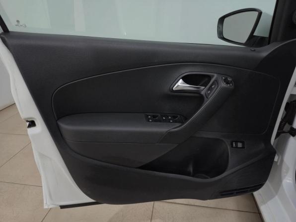 Volkswagen Polo V Рестайлинг с пробегом 2018 года, цена 1 030 000 рублей, 214004 км, седан, Автокод Объявления