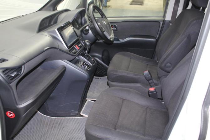 Toyota Voxy III (R80) с пробегом 2014 года, цена 1 679 000 рублей, 196000 км, минивэн, Автокод Объявления