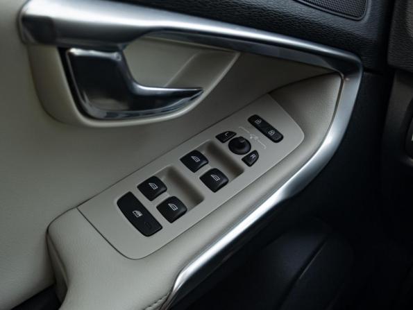 Volvo V40 Cross Country I Рестайлинг с пробегом 2018 года, цена 1 875 000 рублей, 39284 км, хэтчбек, Автокод Объявления