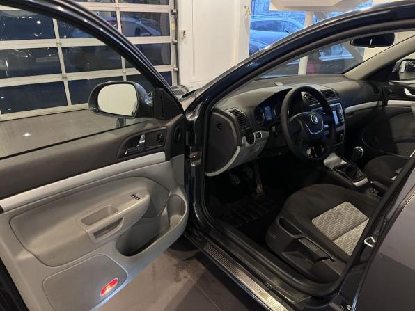Skoda Octavia II (A5) Рестайлинг с пробегом 2009 года, цена 827 000 рублей, 237180 км, лифтбек, Автокод Объявления