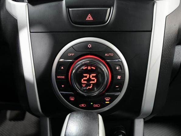 Isuzu D-Max II с пробегом 2016 года, цена 2 280 000 рублей, 107000 км, пикап, Автокод Объявления