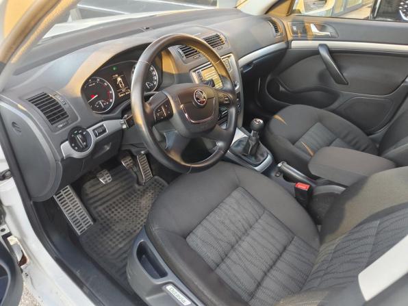 Skoda Octavia II (A5) Рестайлинг с пробегом 2012 года, цена 699 000 рублей, 269813 км, лифтбек, Автокод Объявления