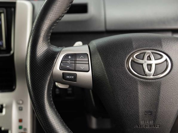 Toyota Voxy II (R70) Рестайлинг с пробегом 2011 года, цена 1 260 000 рублей, 246165 км, минивэн, Автокод Объявления