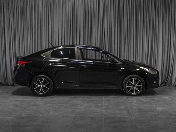 Hyundai Solaris II с пробегом 2018 года, цена 1 299 000 рублей, 159127 км, седан, Автокод Объявления