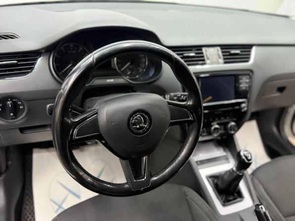 Skoda Octavia III (A7) Рестайлинг с пробегом 2017 года, цена 1 680 000 рублей, 71300 км, лифтбек, Автокод Объявления