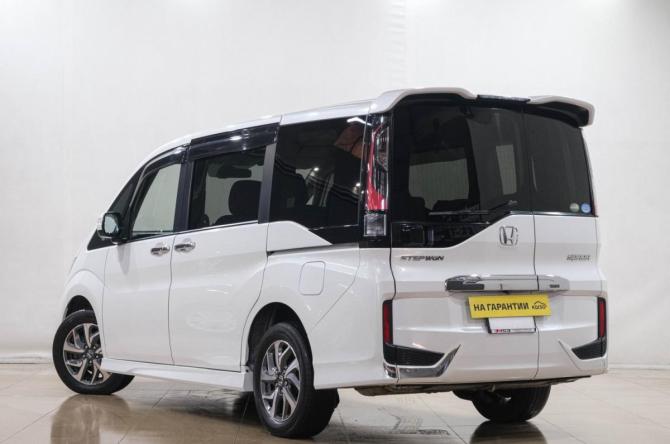 Honda Stepwgn V с пробегом 2016 года, цена 1 799 000 рублей, 117000 км, минивэн, Автокод Объявления
