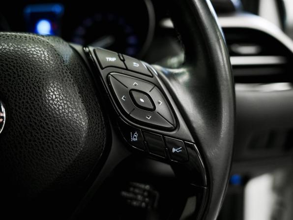 Toyota C-HR I с пробегом 2017 года, цена 1 900 000 рублей, 59819 км, внедорожник, Автокод Объявления