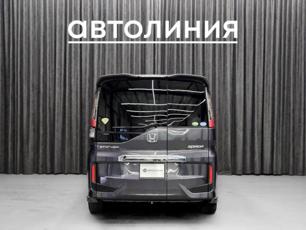 Honda Stepwgn V с пробегом 2016 года, цена 1 745 000 рублей, 140000 км, минивэн, Автокод Объявления