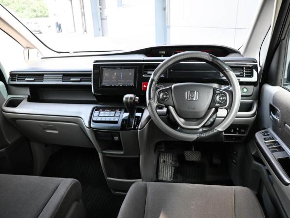 Honda Stepwgn V с пробегом 2016 года, цена 1 549 000 рублей, 201345 км, минивэн, Автокод Объявления