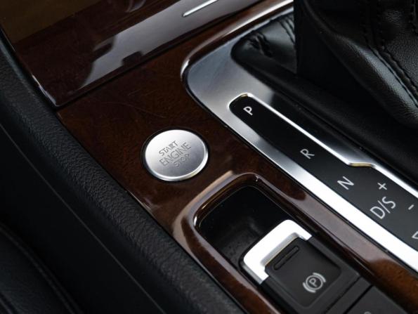 Volkswagen Touareg II Рестайлинг с пробегом 2015 года, цена 3 150 000 рублей, 235851 км, внедорожник, Автокод Объявления