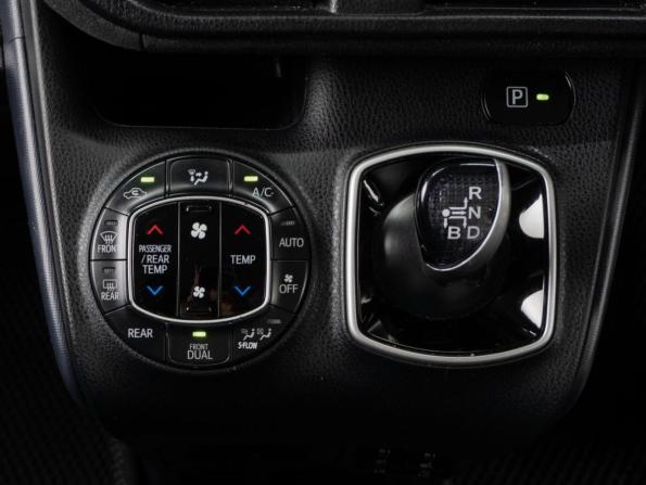 Toyota Voxy III (R80) с пробегом 2015 года, цена 1 749 000 рублей, 183459 км, минивэн, Автокод Объявления