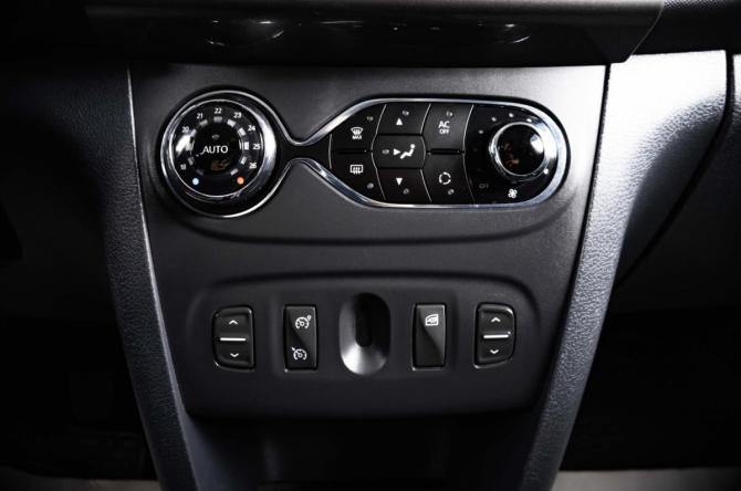 Renault Sandero II с пробегом 2015 года, цена 849 000 рублей, 92042 км, хэтчбек, Автокод Объявления