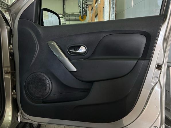Renault Sandero II с пробегом 2017 года, цена 950 000 рублей, 142902 км, хэтчбек, Автокод Объявления