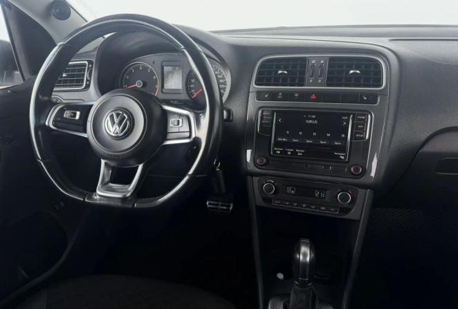 Volkswagen Polo V Рестайлинг с пробегом 2018 года, цена 1 349 000 рублей, 127456 км, седан, Автокод Объявления
