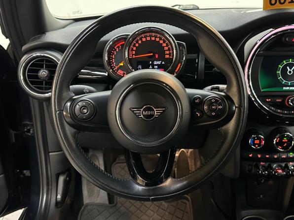 Mini Hatch III (F55/F56) Рестайлинг с пробегом 2020 года, цена 2 120 000 рублей, 85157 км, хэтчбек, Автокод Объявления