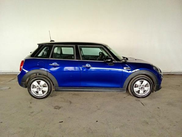 Mini Hatch III (F55/F56) Рестайлинг с пробегом 2020 года, цена 2 415 000 рублей, 12600 км, хэтчбек, Автокод Объявления