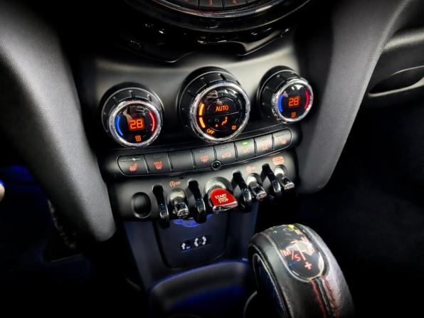Mini Hatch III (F55/F56) с пробегом 2017 года, цена 2 020 000 рублей, 174963 км, хэтчбек, Автокод Объявления