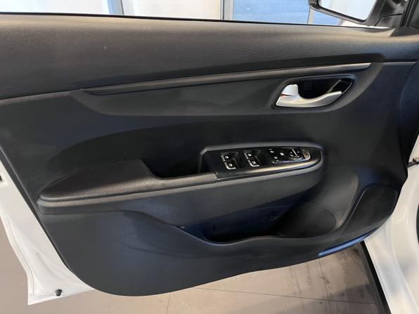 Kia Rio IV Рестайлинг с пробегом 2021 года, цена 2 050 000 рублей, 63078 км, хэтчбек, Автокод Объявления