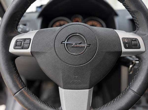 Opel Astra H Рестайлинг с пробегом 2011 года, цена 480 500 рублей, 210855 км, седан, Автокод Объявления