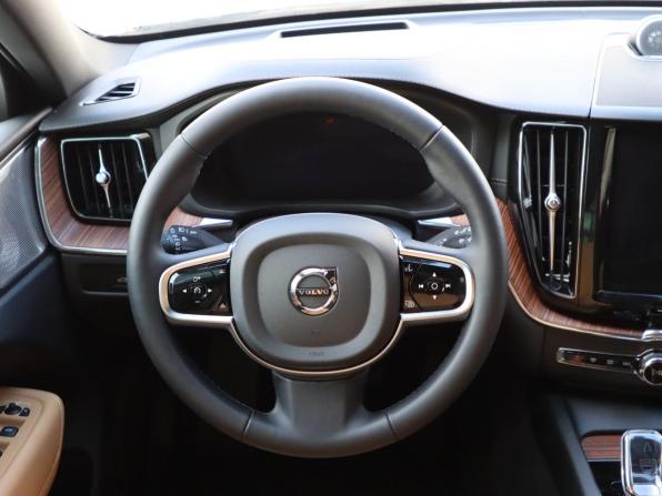 Volvo XC60 II Рестайлинг с пробегом 2024 года, цена 6 605 000 рублей, 8544 км, внедорожник, Автокод Объявления