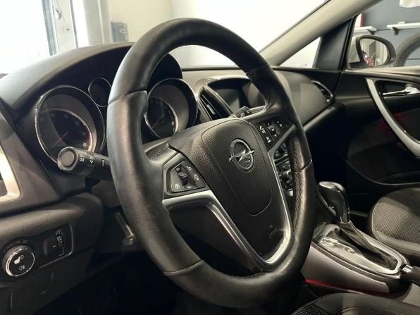 Opel Astra J Рестайлинг с пробегом 2013 года, цена 650 000 рублей, 260123 км, хэтчбек, Автокод Объявления