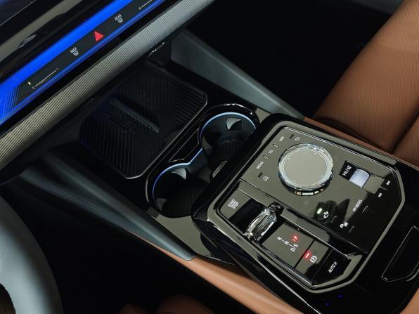 BMW 5 серии VIII (G60/G61/G68) с пробегом 2025 года, цена 8 699 000 рублей, 311 км, седан, Автокод Объявления