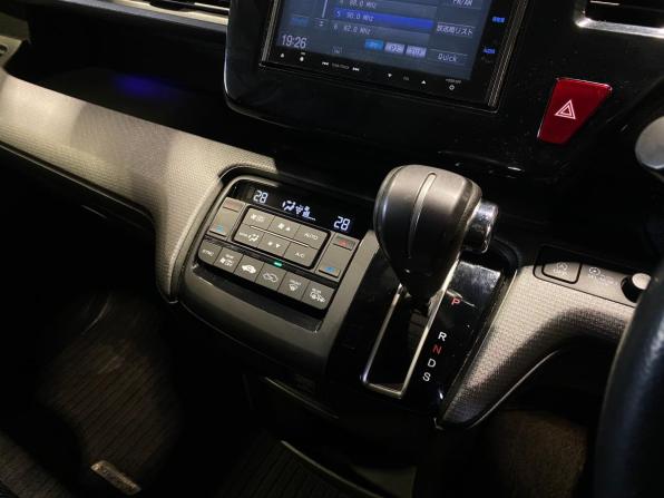 Honda Stepwgn V с пробегом 2015 года, цена 1 850 000 рублей, 181515 км, минивэн, Автокод Объявления