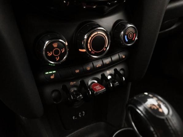 Mini Hatch III (F55/F56) с пробегом 2018 года, цена 1 420 000 рублей, 153302 км, хэтчбек, Автокод Объявления