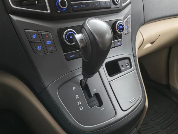 Hyundai H-1 II Рестайлинг 2 с пробегом 2018 года, цена 2 555 000 рублей, 207886 км, минивэн, Автокод Объявления