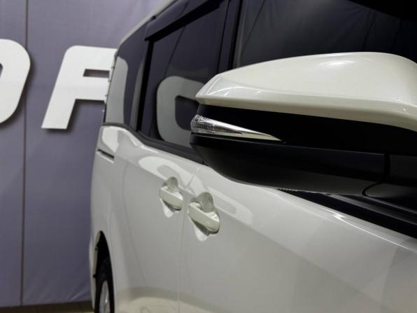 Toyota Noah III (R80) Рестайлинг с пробегом 2017 года, цена 1 949 000 рублей, 162000 км, минивэн, Автокод Объявления