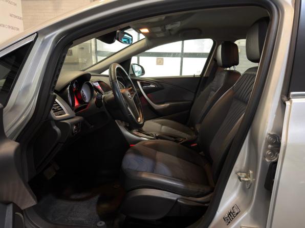 Opel Astra J Рестайлинг с пробегом 2013 года, цена 699 000 рублей, 193000 км, седан, Автокод Объявления