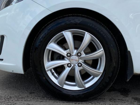 Kia Rio III Рестайлинг с пробегом 2015 года, цена 949 000 рублей, 135591 км, хэтчбек, Автокод Объявления