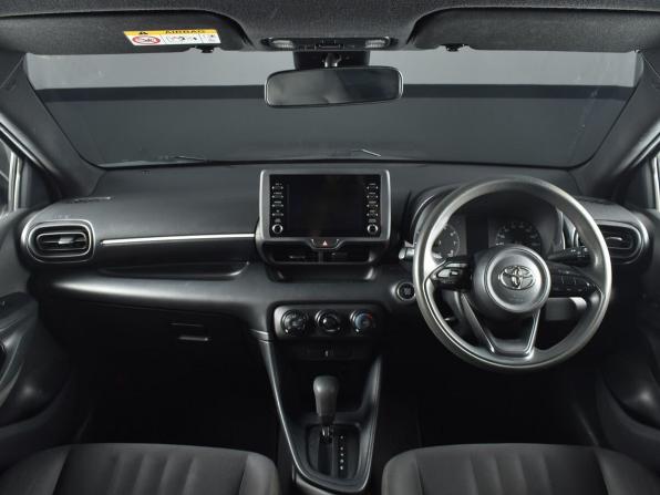 Toyota Yaris IV с пробегом 2021 года, цена 1 049 995 рублей, 129498 км, хэтчбек, Автокод Объявления