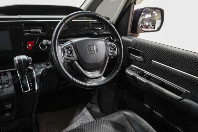 Honda Stepwgn V с пробегом 2015 года, цена 1 799 000 рублей, 132723 км, минивэн, Автокод Объявления