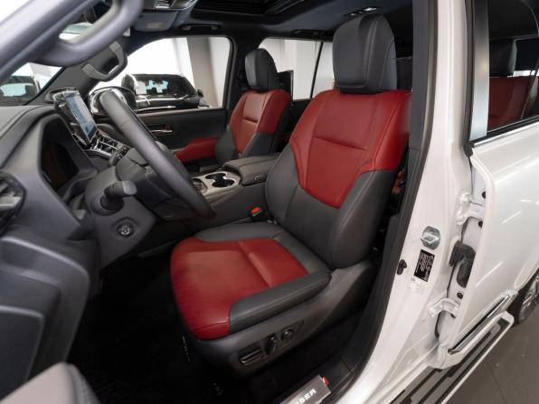 Toyota Land Cruiser 300 Series с пробегом 2024 года, цена 14 200 000 рублей, 22 км, внедорожник, Автокод Объявления